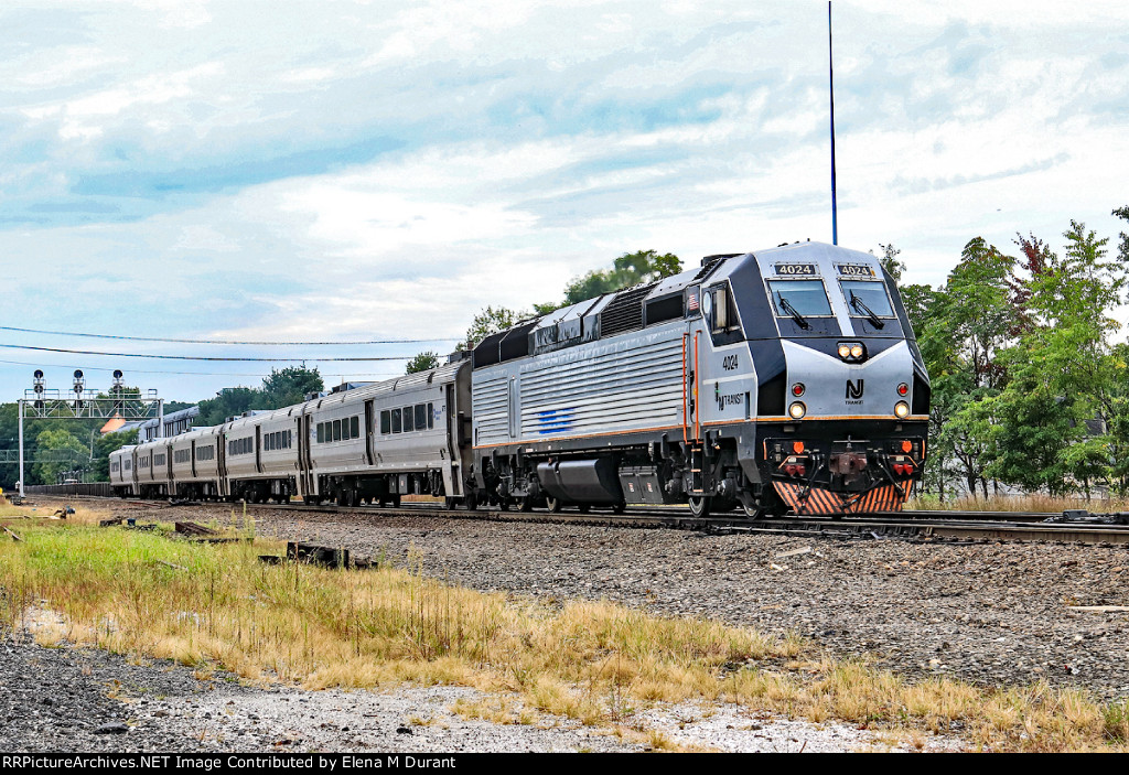 NJT 4024 on train 9147